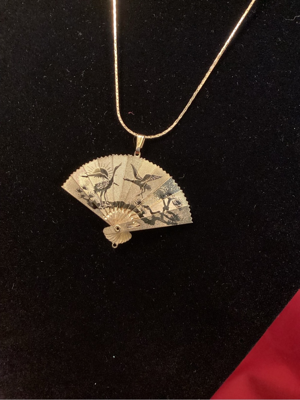 Gold tone Fan Pendant two different landscapes Necklace - Picture 2 of 7